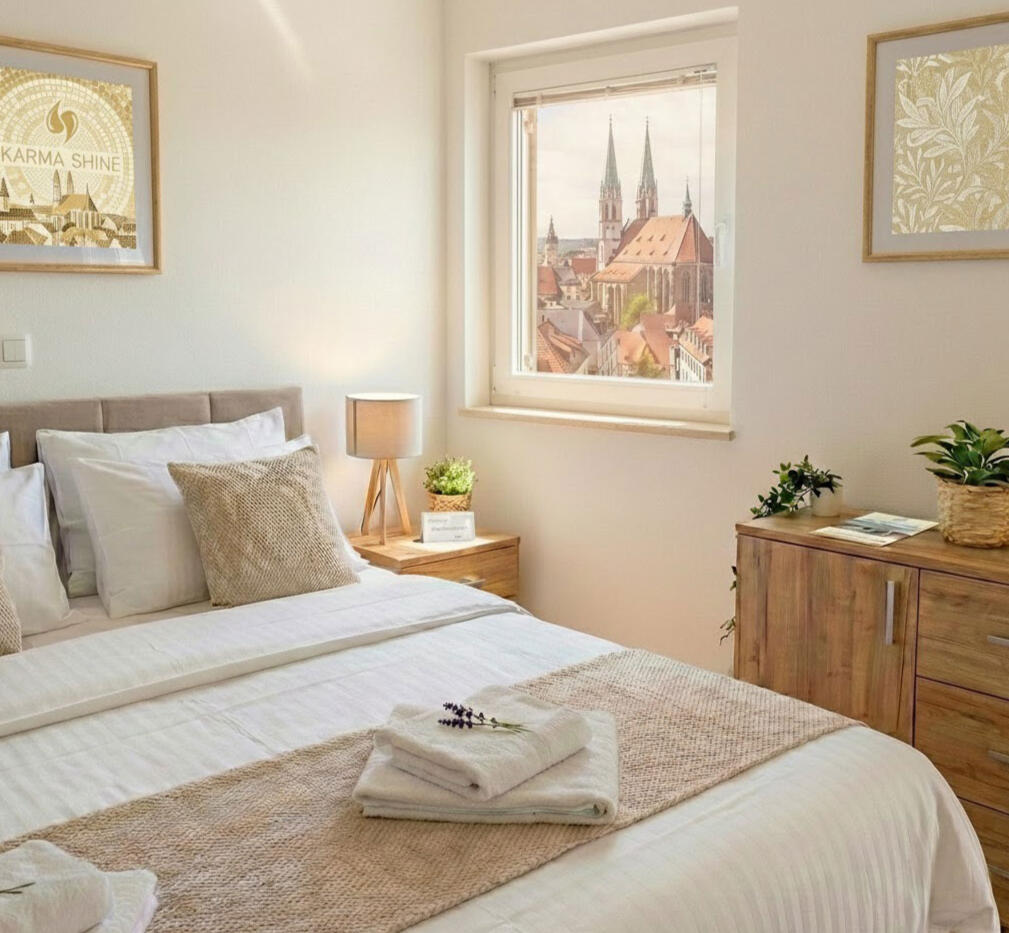 Frisch bezogenes Bett in einer sauberen Ferienwohnung mit Blick auf die Görlitzer Altstadt – Professionelle Endreinigung und Wäscheservice für Airbnb-Hosts